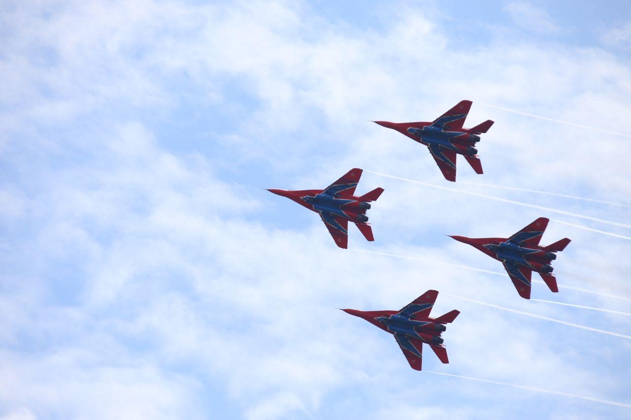 Фото В Новосибирске завершилось грандиозное авиашоу: завораживающие кадры самолётов и вертолётов в небе 5